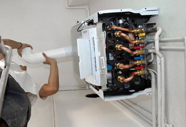 Installateur plaatst een nieuwe cv-ketel